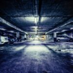 coches estacionados en un aparcamiento