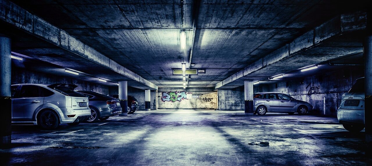 coches estacionados en un aparcamiento