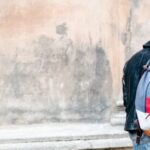 Hombre paseando con mochila al hombro.