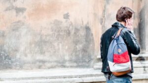 Hombre paseando con mochila al hombro.