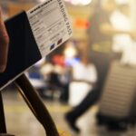 billete de vuelo, documentación en aeropuerto.