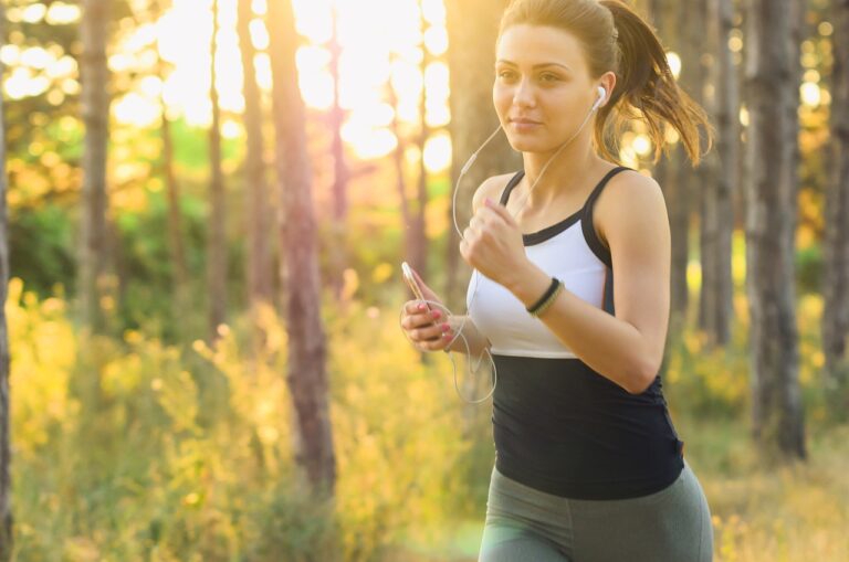 mujer corriendo bosque